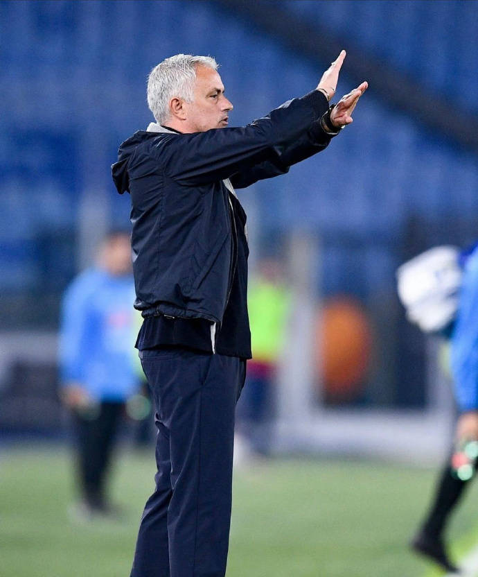 英雄联盟-风云突变！西汉姆清晨完成体检，社区盾版图或变，气氛紧张，阵容厚度经受考验(突击风暴全女角色死体赏析视频)